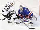 SP̊N NJEZD. Dustin Brown z Los Angeles pekonv branke Rangers Henrika