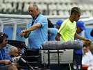 JE AS. Brazilsk trenr Luiz Felipe Scolari kontroluje hodinky na pondlnm...