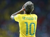 Brazilsk hvzda Neymar se chyt za hlavu. Mexick brank Guillermo Ochoa mu...