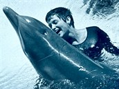 Margaret Howe Lovattov s delfnem Peterem