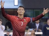 Cristiano Ronaldo v ppravnm utkn proti Irsku pot, co z pmho kopu...