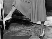 Hereka Ava Gardnerov v kalhotov sukni. Fotografie z roku 1948