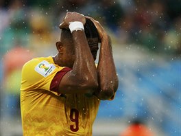 Kamerunský útoník Samuel Eto´o se drí za hlavu poté, co v zápase s Mexikem...