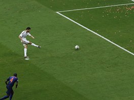 panl Xabi Alonso práv promuje sporný pokutový kop v utkání proti Nizozemsku