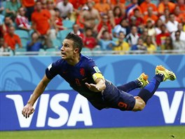 Nizozemský útoník Robin van Persie práv geniální hlavikou vyrovnává v utkání...