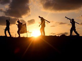 VÝCVIK ZA SOUMRAKU. Palestintí ozbrojenci absolvují výcvik na hranicích Pásma...
