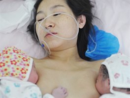 Hu Yue porodila 13. února 2014 ve 265. dnu thotenství dvojata, syna Mu Mu a...