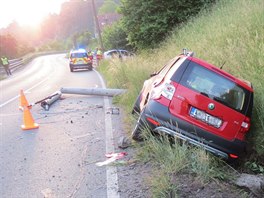 Auto narazilo do sloupu elektrickho veden na silnici . I/11 od Vamberku...