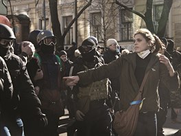 Fotografie z demonstrac na kyjevskm Majdanu vystavuje Igor Gilbo na radnici v...