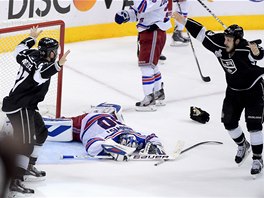 RADOST A AL. Alec Martinez a Kyle Clifford z Los Angeles po vítzném gólu...