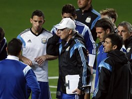 Trenér argentinské reprezentace Alejandro Sabella dává na tréninku pokyny svým...