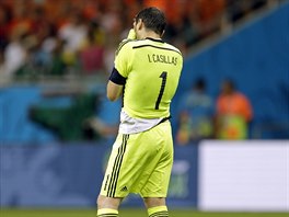 Zklaman panlsk glman Iker Casillas po utkn proti Nizozemsku