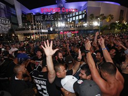 SLÁVA. Dav lidí slaví vítzství Los Angeles Kings ped arénou Staples Center.