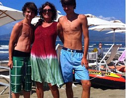 Marie Rottrová a její vnuci Max a Bruno na dovolené. Bruno hraje velmi dobe...