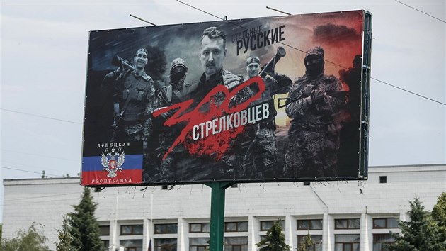 Igor Girkin, alias Strelkov, kdysi ministr obrany tzv. Donck lidov republiky a podle Kyjeva agent GRU, na billboardu parafrzujcm hollywoodsk trhk 300: Bitva u Thermopyl (10. ervna 2014)