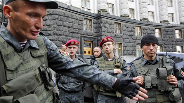 Pslunci ukrajinsk Nrodn gardy ped sdlem vldy v Kyjev (10. ervna 2014)