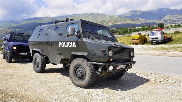 Ztah albnsk policie ve mst Lazarat (16. ervna 2014)