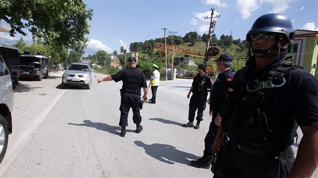 Ztah albnsk policie ve mst Lazarat (16. ervna 2014)