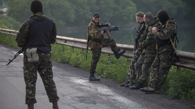 Prorut separatist na kontrolnm stanoviti u vesnice Karlivka nedaleko Doncku, kde si s ukrajinskmi vojky vymnili tla svch zabitch bojovnk (17. ervna 2014)