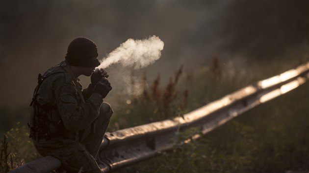 Prorut separatist na kontrolnm stanoviti u vesnice Karlivka nedaleko Doncku, kde si s ukrajinskmi vojky vymnili tla svch zabitch bojovnk (17. ervna 2014)