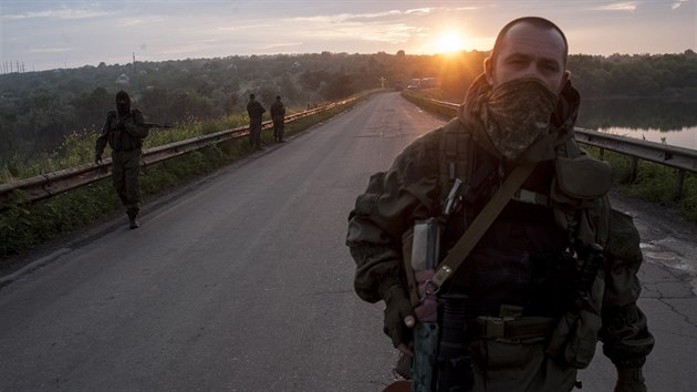 Prorut separatist na kontrolnm stanoviti u vesnice Karlivka nedaleko Doncku, kde si s ukrajinskmi vojky vymnili tla svch zabitch bojovnk (17. ervna 2014)