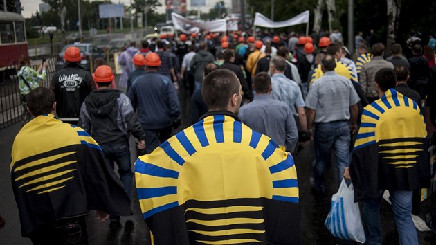Hornci z Doncku demonstruj za mr na vchod Ukrajiny. Nkte z nich maj na ramenou vlajku Donbasu (17. ervna 2014)