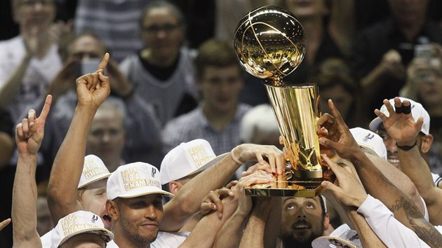 Rozesmt basketbalist San Antonia oslavuj zisk titulu v NBA.