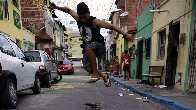Skateboardista si uv jzdu v ulicch Fortalezy. Msto u se chyst na dalch zpas domc Brazlie, kter tentokrt vyzve Mexiko.