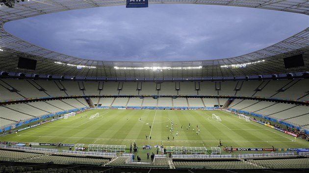 Fotbalist Mexika se na stadionu ve Fortaleze pipravuj na souboj s Brazli.