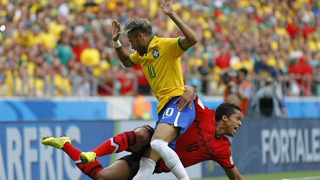 Brazilsk hvzda Neymar v souboji s mexickm tonkem Giovanim
