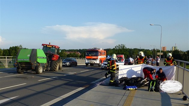 Motork nezvldl na dlninm nadjezdu v Bohumn zen a vrazil do traktoru. Nepomohl mu ani rychl pjezd zchran.