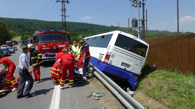 Pi nehod autobusu nedaleko Oder zasahovalo hned nkolik sanitek a dva vrtulnky. Zranno bylo deset lid.