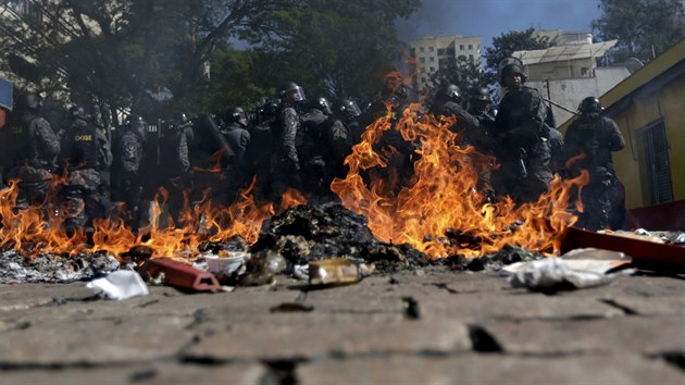 Podle agentury Reuters pi prvnm incidentu v Sao Paulu skupina radiklnch demonstrant mla asi sto lid (12. ervna)