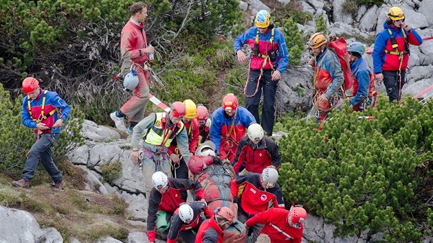 Zchrani po dvancti dnech vythli z bavorsk jeskyn Riesending-Schachthhle speleologa Johanna Westhausera, kter utrpl raz hlavy (18. ervna)