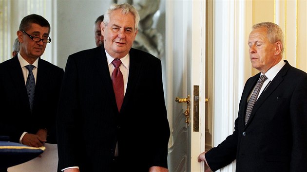 Prvn milion z prezidentskho fondu m na snen sttnho dluhu. Milo Zeman a ministr Andrej Babi.