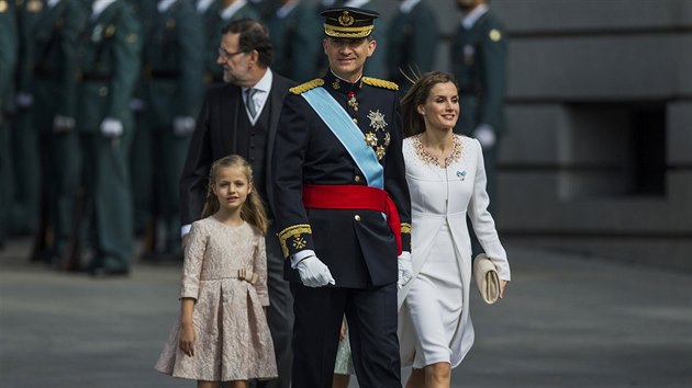 Nový španělský král Felipe VI. kráčí po boku své choti Letizie a obou dcer (nalevo starší z nich, infantka Leonor, vzadu pak o rok mladší Sofía) do parlamentu, aby tam složil přísahu a ujal se vlády (19. června 2014).