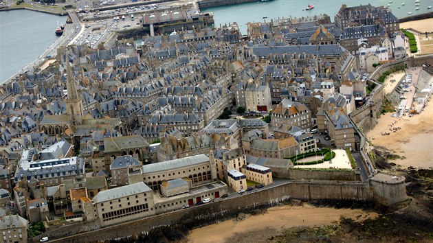 Pohled na opevnn historick msteko St. Malo v Bretani. Odliv a pliv zde vytv rozdly vky hladiny moe a 15 metr. Msteko m pr tm nejvy hustotu restaurac v Evrop