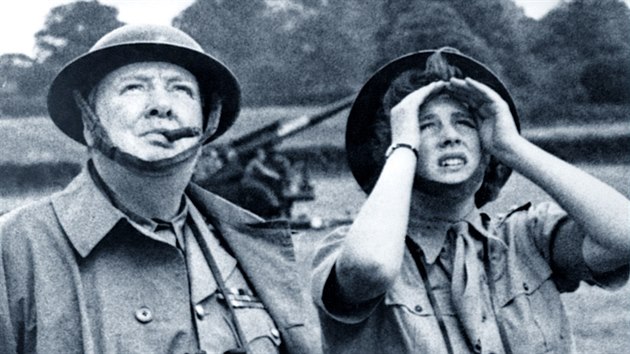 Winston Churchill s dcerou Mary sleduj nmeck bombov tok na jihu Anglie. (1940)