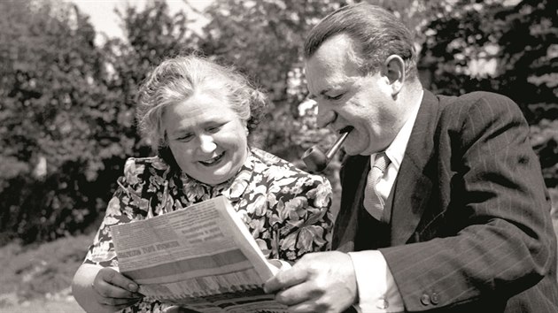 Klement Gottwald coby pedseda vldy (1947). S manelkou tou noviny na zahrad sv vily.