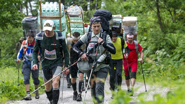 astnci tetho ronku soute Snka Sherpa Cup pokoili 14. ervna nejvy horu eska se zt na zdech. Tm tictka zvodnk si zopakovala prci nosi, kte dve vyneli materil na vrchol.