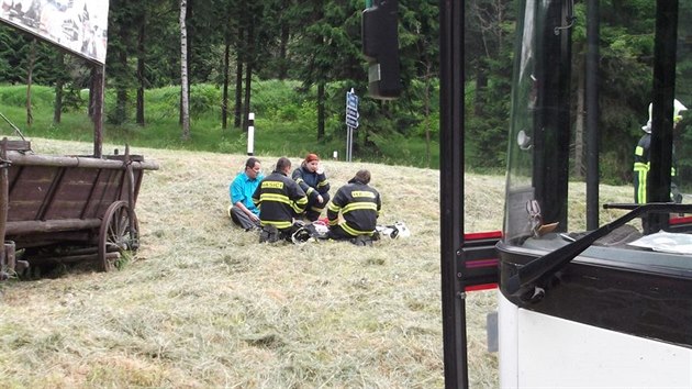 Za Jchymovem zaal hoet autobus, ve kterm jely dti na kolu v prod.