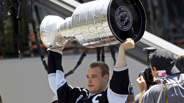 PAN KAPITN. tonk Dustin Brown ukazuje fanoukm Kings Stanley Cup v ulicch Los Angeles.