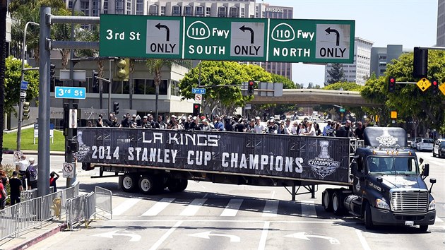 KAMION AMPION. Vtzov NHL se projeli ulicemi Los Angeles na korb nklaku.