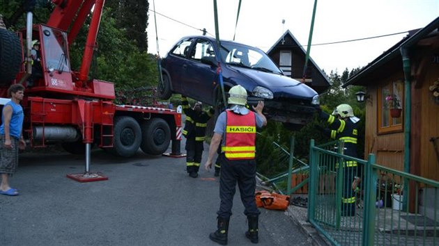 Jednaedestilet idika prorazila plot a nabourala s opelem do devn chatky. Prudk nraz uvnit zboural zchod.