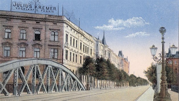 Pohlednice z roku 120 zachycuje tehdej Tdu eskch legi (dnen Masarykovu) a most s typickmi ocelovmi oblouky.