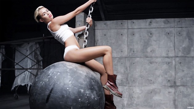 Konrtoverzní zpvaka Miley Cyrusová se svým klipem Wrecking Ball trhá na...