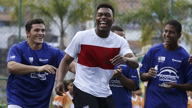 Anglick tonk Daniel Sturridge tancuje s mstnmi obyvateli ve sportovnm komlexu favely Rocinha na jihu Ria de Janeira.