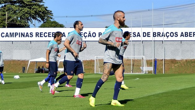 Portugalt fotbalist trnuj v Campinas. Za nimi je transparent, kter k: Vtme portugalsk mustvo s otevenou nru.