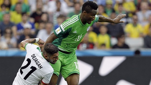 Nigrijec John Obi Mikel (v zelenm) b na mem, rnec Akan Dadag s nm m problmy.