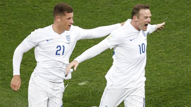 VYROVNNO. Anglian Wayne Rooney (vpravo) se raduje z glu na 1:1.